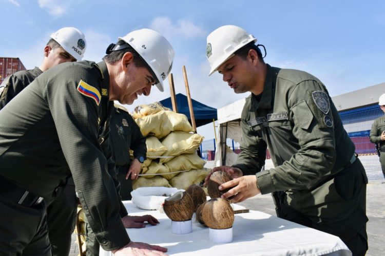 El director de la Policía, general William René Salamanca (i), inspecciona un cargamento de coco en Cartagena (Colombia). EFE/ Policía de Colombia