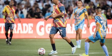 Ronaldinho debuta con victoria en la Liga Monumental de Venezuela