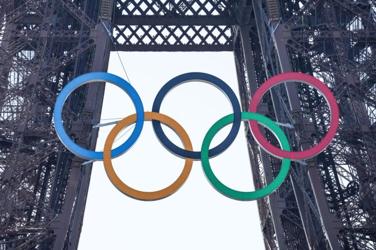 Los aros olímpicos, en la Torre Eiffel. EFE/EPA/TERESA SUAREZ