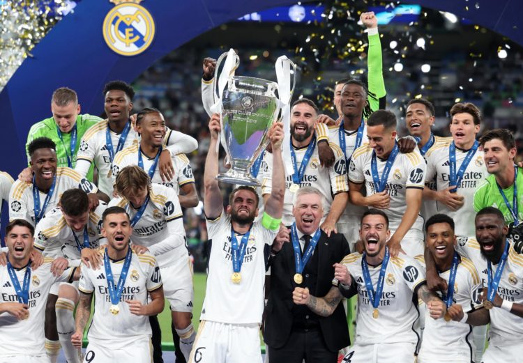 Nacho Fernández, capitán del Real Madrid, levanta el trofeo de la Liga de Campeones, tras vencer en Wembley 0-2 al Borussia Dortmund. EFE/EPA/NEIL HALL