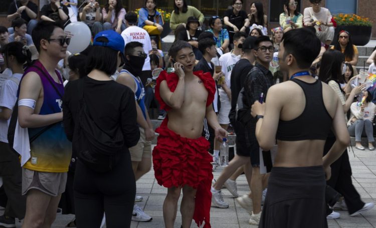 Unas 150.000 personas participaron hoy sábado en la vigesimoquinta edición del desfile del Orgullo LGTBI de Seúl, una cifra récord para el evento, que de nuevo se celebró sin el apoyo del Consistorio de la capital surcoreana. EFE/EPA/JEON HEON-KYUN