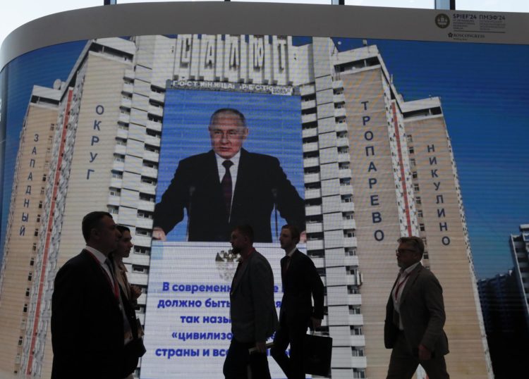 La gente pasa junto a una gran pantalla que muestra una foto del presidente ruso Vladimir Putin en el 27º Foro Económico Internacional de San Petersburgo (SPIEF), en San Petersburgo, Rusia, 05 de junio 2024. El 27º Foro Económico Internacional de San Petersburgo se celebrará del 5 al 8 de junio de 2024. (Rusia, San Petersburgo) EFE/EPA/ANATOLY MALTSEV