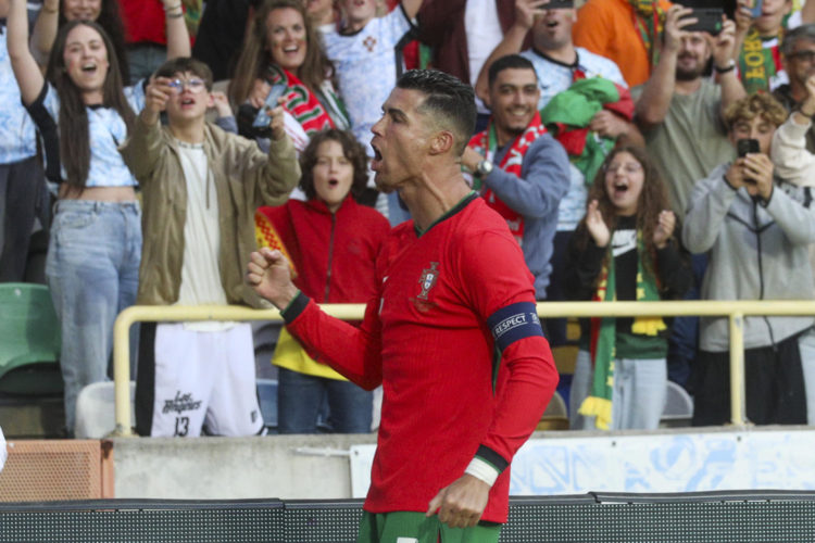 Cristiano Ronaldo celebra tras marcar el 2-0 durante el partido amistoso ante Irlanda, previo a la Eurocopa. EFE/Carlos García