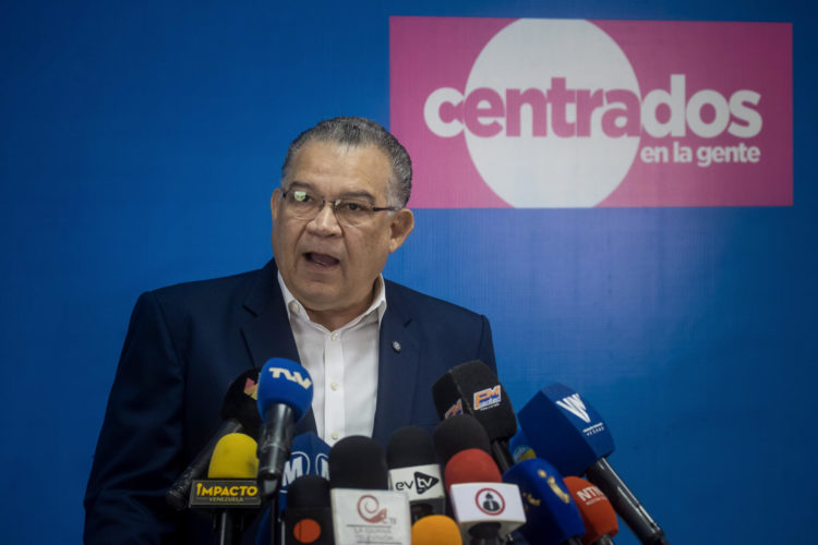 El candidato opositor de Venezuela Enrique Márquez dijo este 21 de junio de 2024 en Caracas que el acuerdo de reconocimiento del resultado de las elecciones del próximo 28 de julio, propuesto por el chavismo y suscrito por 8 de los 10 aspirantes a la Presidencia ante el Consejo Nacional Electoral (CNE), es "inútil". EFE/ Miguel Gutiérrez