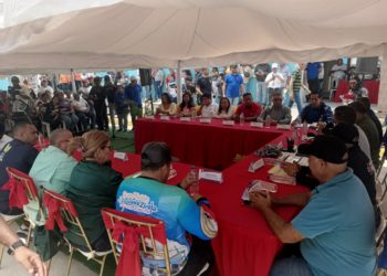Ministro de Hábitat y Vivienda estuvo revisando desarrollo habitacional en Sucre
