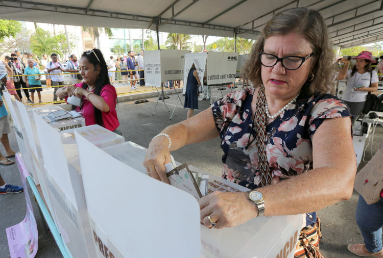 Ciudadanos depositan su voto en las urnas este domingo, en el balneario de Cancún, Quintana Roo (México). EFE/Alonso Cupul