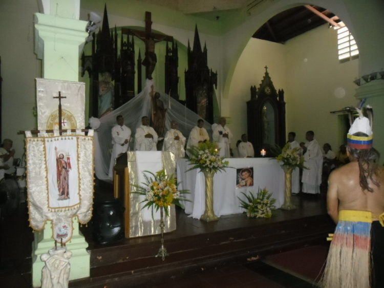 Sacerdotes que oficiaron la misa a San Juan Bautista.