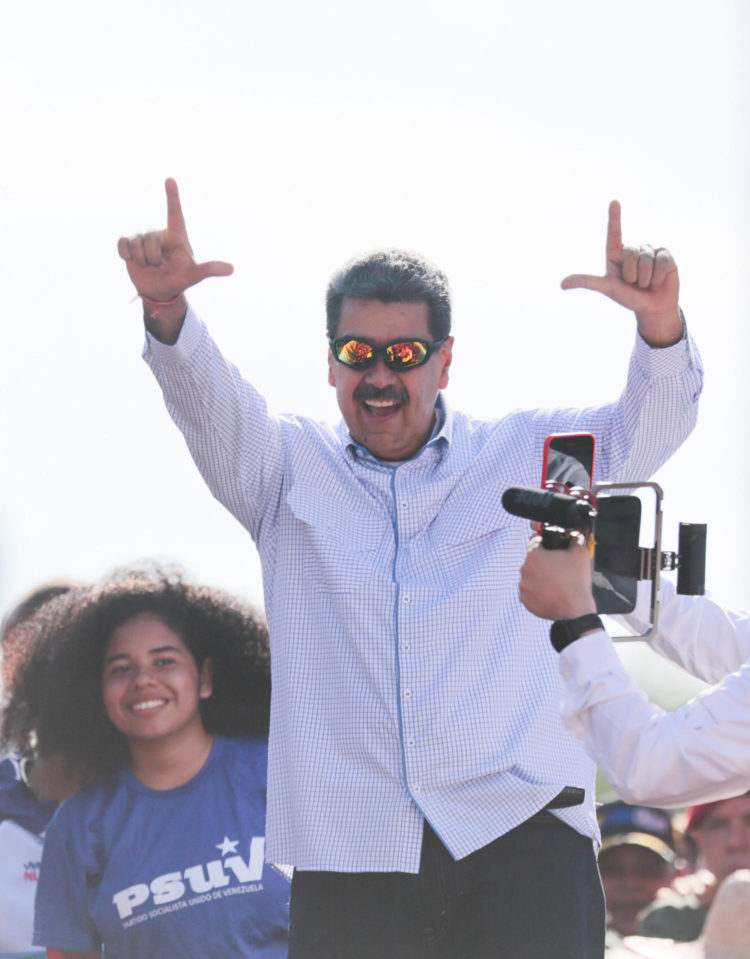Fotografía cedida por Prensa de Miraflores del presidente de Venezuela, Nicolás Maduro, durante una visita este a Maracaibo, estado Zulia (Venezuela). EFE/ Prensa Miraflores