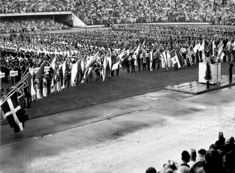 Los equipos realizan el juramento olímpico durante la ceremonia de apertura de los Juegos Olímpicos de Helsinki 1952. EFE/A.B.TEXT & BILDER//sm/Archivo