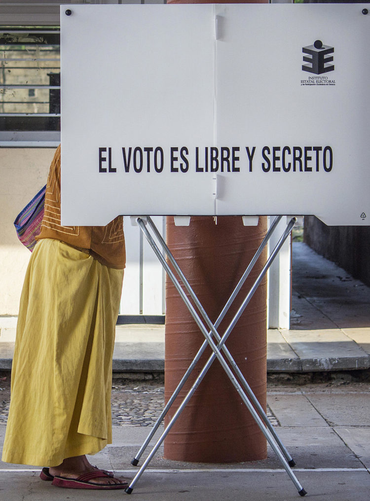 Fotografía de archivo del 5 de junio del 2022, donde se observa a una persona emitiendo su voto en el municipio de Tehuantepec, en Oaxaca (México) EFE/Luis Villalobos