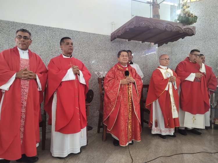 José la Trinidad Fernández en medio de varios de los sacerdotes que también estuvieron presentes en el acto homenaje a JGH