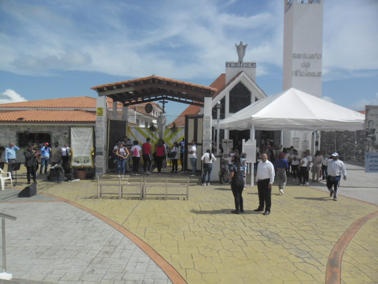 Entrada principal del Santuario Niño Jesús de Isnotú.