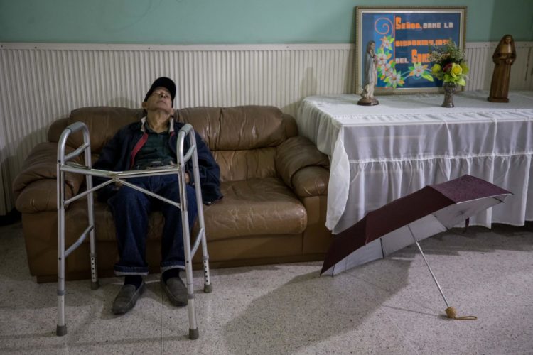 Fotografía del 12 de junio del 2024 donde se observa a un adulto mayor esperar atención medica en una jornada comunitaria, en Caracas (Venezuela). EFE/ Miguel Gutiérrez