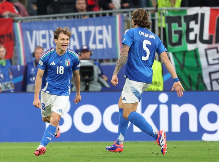 El jugador italiano Nicolo Barella (i) celebra con Riccardo Calafiori el gol (2-1) durante el partido de fútbol del grupo B de la Eurocopa 2024 entre Italia y Albania, en Dortmund, Alemania. EFE/EPA/FRIEDEMANN VOGEL