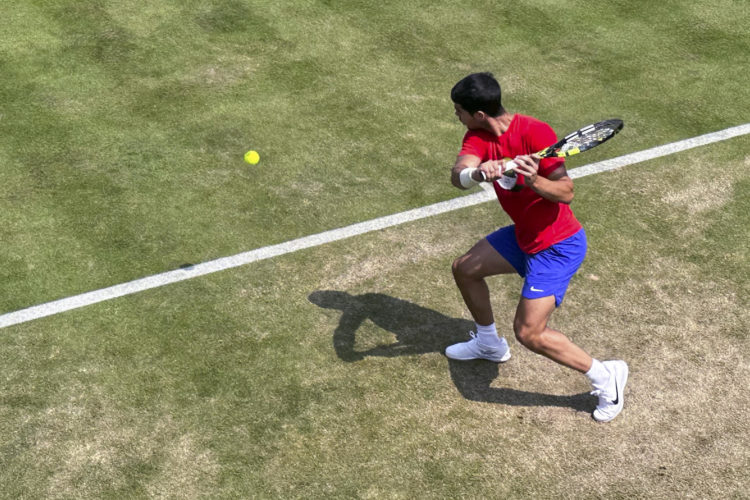El tenista murciano Carlos Alcaraz entrenando sobre hierba en Londres en una imagen de archivo. EFE/Manuel Sánchez