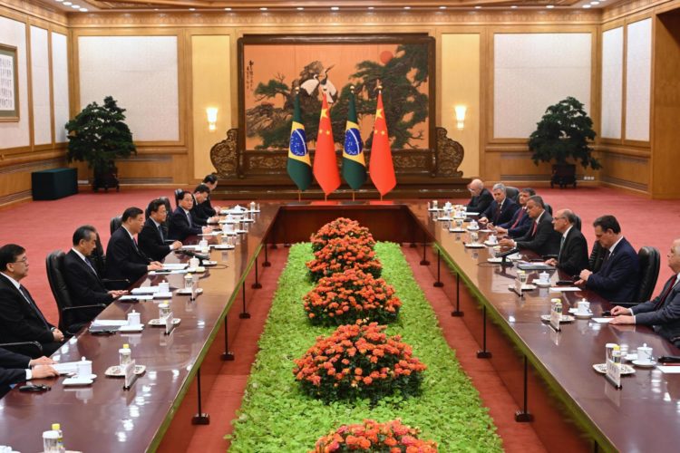 El presidente chino Xi Jinping (3-izq) se reúne con el vicepresidente de Brasil, Geraldo Alckmin (3-dch), en el Gran Salón del Pueblo de Pekín, China, el 7 de junio de 2024. EFE/EPA/WANG ZHAO/PISCINA