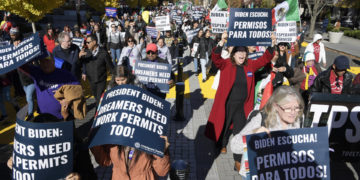 EE.UU. lanza un plan para regularizar a migrantes casados con estadounidenses