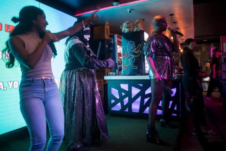 Con maquillaje, vestuarios luminosos, pelucas y tacones, una 'drag queen' en Venezuela realiza en el escenario no solo una presentación artística, sino también una protesta. EFE/ Miguel Gutiérrez