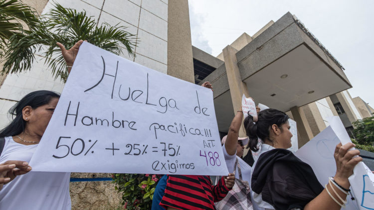 Un grupo de personas participa en una manifestación a las afueras del Palacio de Justicia, en Maracaibo (Venezuela). EFE/ Henry Chirinos