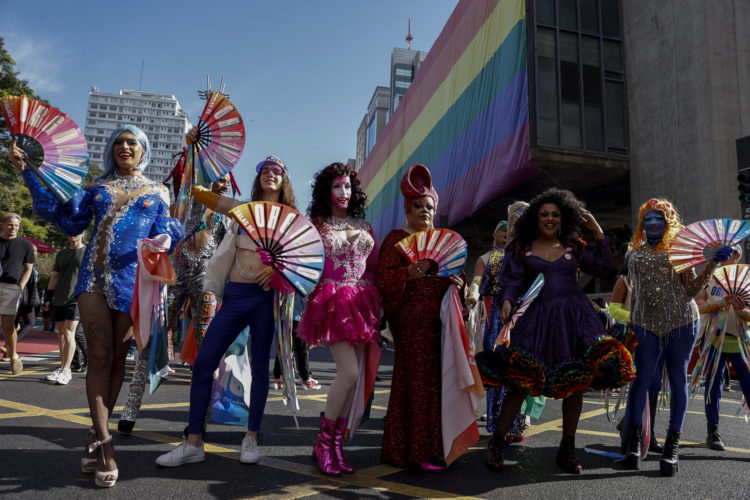 Activistas participan en la edición 28 de la Marcha del orgullo LGTBIQ+, en la avenida Paulista, Sao Paulo, Brasil, el 2 de junio de 2024. EFE/Sebastião Moreira