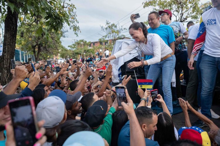Fotografía de archivo en donde se observa a Maria Corina Machado mientras saluda a seguidores durante un acto de campaña en Caracas (Venezuela). EFE/ Ronald Peña