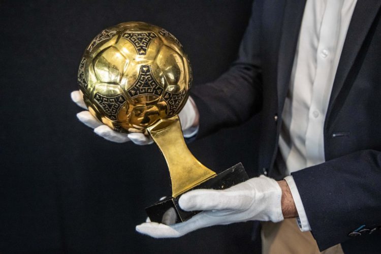 Balón de Oro concedido a Diego Maradona como mejor jugador del mundial de México'86, que iba a ser subastado. EFE/EPA/CHRISTOPHE PETIT TESSON
