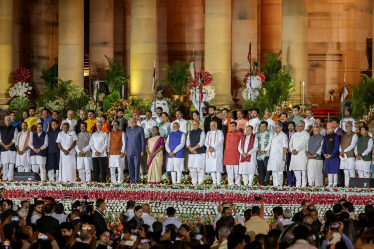 El primer ministro de la India, Narendra Modi (centro), junto con el presidente, el vicepresidente y otros ministros del gabinete, después de prestar juramento para su tercer mandato, el 9 de junio de 2024. EFE/EPA/RAJAT GUPTA