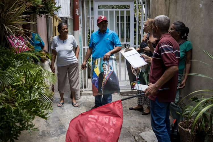 Simpatizantes del oficialismo participan en el simulacro de movilización electoral "simulacro del 1 por 10" en un sector popular de Caracas (Venezuela). EFE/ Miguel Gutierrez