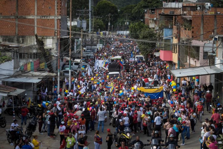 Fotografía fechada el 8 de junio de 2024 donde se observa personas mientras participan en un acto en apoyo a Nicolás Maduro, en Caracas (Venezuela). EFE/ Miguel Gutierrez