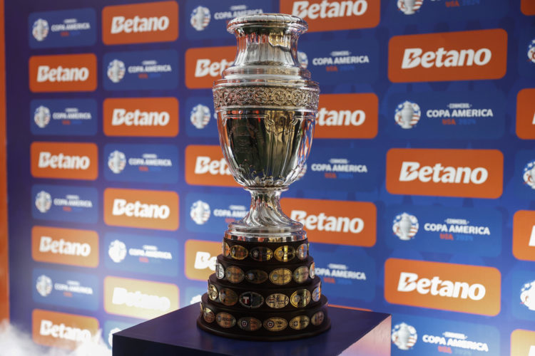 Detalle del trofeo de la Copa América exhibido este jueves, 6 de junio, en el centro comercial Morumbi, en Sao Paulo (Brasil). EFE/Sebastião Moreira