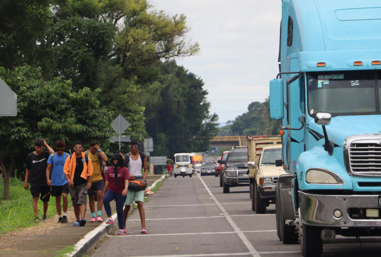 Migrantes caminan en las principales carreteras en la ciudad de Tapachula, estado de Chiapas (México).  EFE/Juan Manuel Blanco