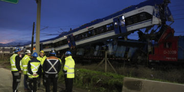 Dos muertos en un choque de trenes en la capital de Chile