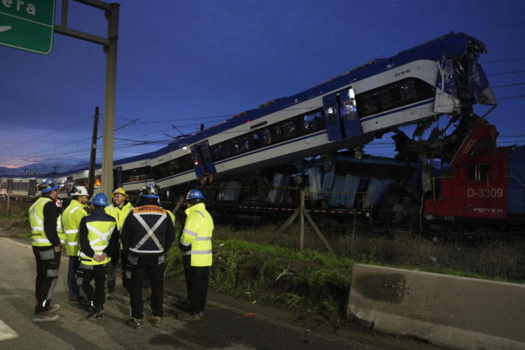 Personal de seguridad reacciona junto a las dos trenes involucrados en un accidente en la madrugada de este 20 de junio de 2024, en la comuna de San Bernardo, en el sur de Santiago (Chile). EFE/ Elvis Gonzalez