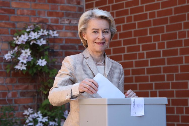 Ursula von der Leyen, presidenta de la Comisión Europea, al momento de emitir su voto en las elecciones al Parlamento Europeo este domingo en Burgdorf, Alemania. EFE/CLEMENS BILAN