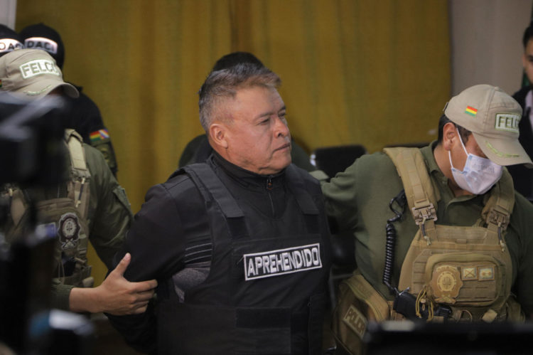 El destituido jefe militar del Ejército de Bolivia, Juan José Zuñiga, es escoltado para su presentación en dependencias de la Fuerza Especial de Lucha Contra el Crimen, el 26 de junio de 2024, tras ser detenido por ser parte de una toma de militares de la sede del Gobierno de Bolivia, en La Paz (Bolivia). EFE/ STR