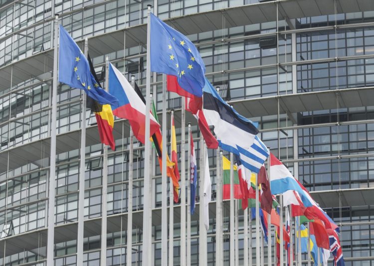 Vista general de las banderas de la UE ante la sede del Parlamento Europeo, en Estrasburgo (Francia) . EFE/Patrick Seeger