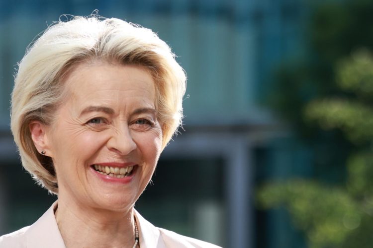 La presidenta de la Comisión Europea, Ursula von der Leyen, llega para asistir a las reuniones del comité del partido Unión Demócrata Cristiana (CDU) en la sede del partido en Berlín, Alemania, el 10 de junio de 2024. 
 EFE/EPA/CLEMENS BILAN