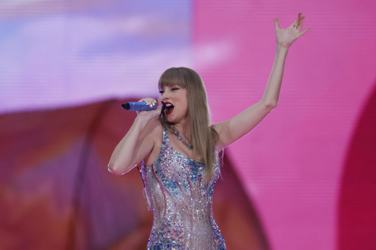 La cantante y compositora estadounidense Taylor Swift durante un concierto en el estadio Santiago Bernabéu de Madrid, el 29 de mayo de 2024. EFE/JUANJO MARTÍN