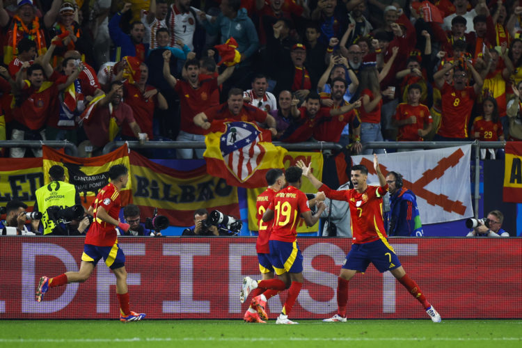 Los jugadores de la selección española celebran el primer gol del combinado español durante el encuentro de la fase de grupos de la Eurocopa 2024 que España e Italia disputaron en el Arena AufSchalke, Gelsenkirchen (Alemania). EFE/Alberto Estévez.