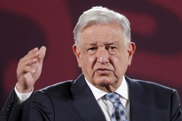 El presidente de México Andrés Manuel López Obrador habla durante su conferencia de prensa matutina este lunes, en el Palacio Nacional de la Ciudad de México (México). EFE/Isaac Esquivel