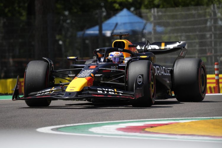 El piloto de Red Bull Racing Max Verstappen en acción durante una sesión de para el entrenamiento del Gran Premio de Fórmula Uno de Emilia Romagna en Imola, Italia. EFE/EPA/DANILO DI GIOVANNI