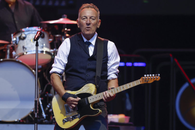 El cantante, guitarrista y compositor estadounidense Bruce Springsteen acompañado por la E. Street Band durante el concierto que ofrecen hoy miércoles en el estadio Metropolitano, en Madrid. EFE/ Juanjo Martín