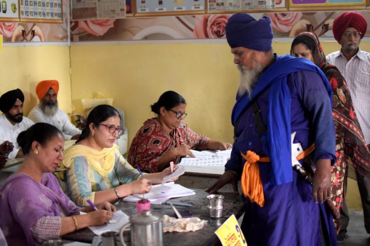 Votantes en Amritsar el 1 de junio. EFE/EPA/MANU ARORA