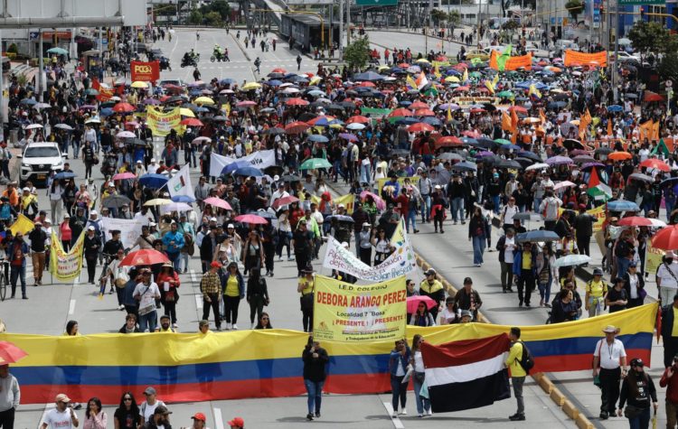 Maestros marchan para protestar por el proyecto de ley que busca reformar la educación este 17 de junio de 2024, en Bogotá (Colombia). EFE/Mauricio Dueñas Castañeda