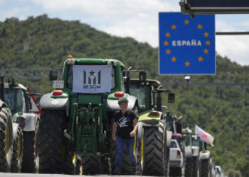 Agricultores españoles y franceses bloquean los principales pasos fronterizos