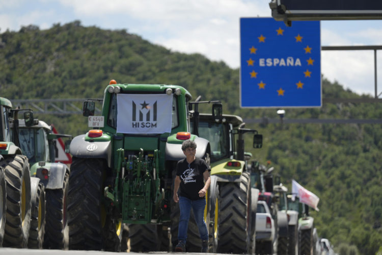 La autopista AP-7 se encuentra completamente cerrada al tráfico en dirección a Francia por las protestas convocadas este lunes por agricultores españoles y de aquel país en el marco de las elecciones europeas. EFE/David Borrat