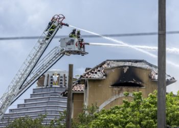 Acusan de intento de asesinato al sospechoso del tiroteo e incendio en un edificio de Miami