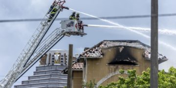 Acusan de intento de asesinato al sospechoso del tiroteo e incendio en un edificio de Miami