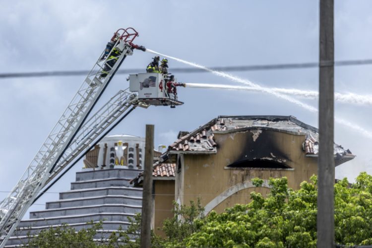 Los bomberos combaten un incendio en el complejo Temple Court Apartments en Miami, Florida, este lunes. EFE/CRISTOBAL HERRERA-ULASHKEVICH
