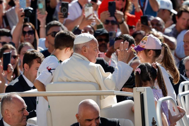 El papa Francisco a su llegada a la Plaza de San Pedro para la audiencia general semanal, el 5 de junio de 2024. EFE/EPA/GIUSEPPE LAMI